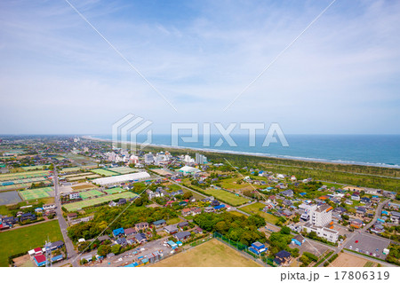 海とたくさんのテニスコートの見える九十九里白子町付近を空撮の写真