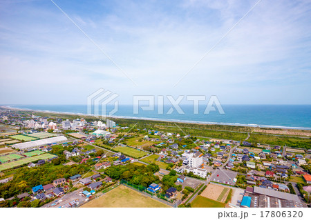 海とたくさんのテニスコートの見える九十九里白子町付近を空撮 17806320