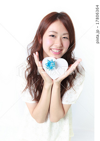 ハート型のプレゼントボックスを持った若い女性 17806364