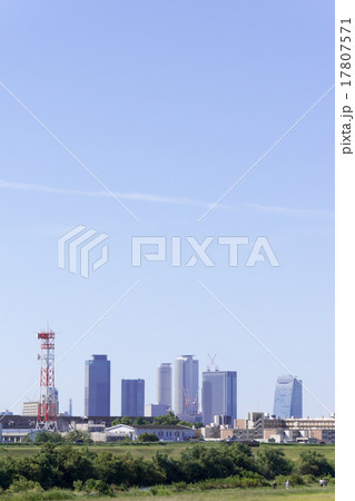名古屋都市風景　庄内川堤防から名古屋中心部を望む 17807571