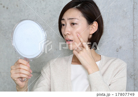 肌を気にする女性 肌を気にする女性 17807749