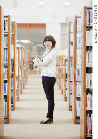 図書館で働く人 図書館で働く人 17811420
