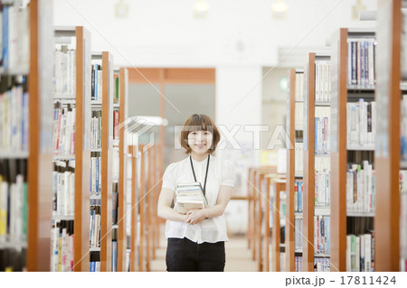 図書館で働く人 17811424