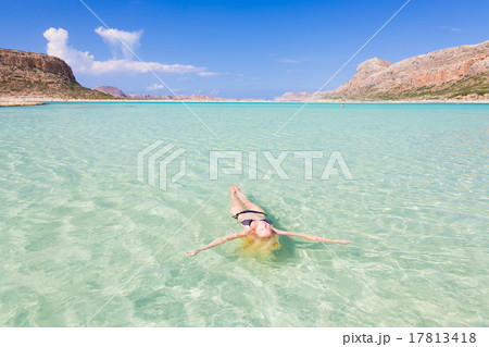 Caucasian lady floating in turquoise sea. 17813418