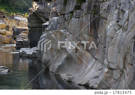 寝覚の床（ねざめのとこ）　床岩側面　浸食部拡大横 17813475