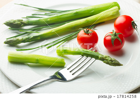 Asparagus with tomatoes 17814258