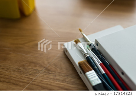 筆とカンバス 筆とカンバス 17814822