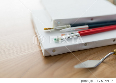 筆とカンバス 17814917