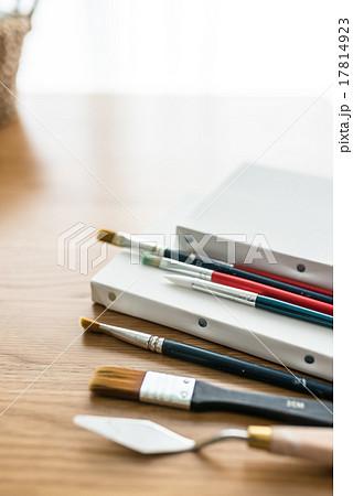 筆とカンバス 筆とカンバス 17814923