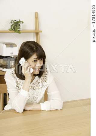 笑顔で電話する女性 17814955