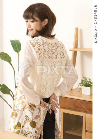 エプロンを付ける女性 17814956