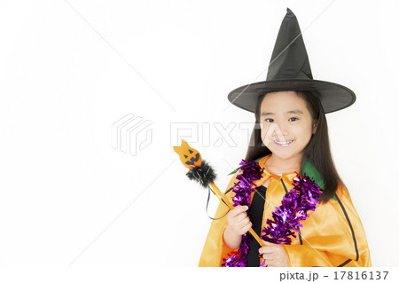 ハロウィンの仮装をした女の子 17816137