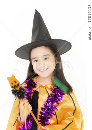 ハロウィンの仮装をした女の子 ハロウィンの仮装をした女の子 17816138