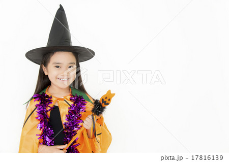 ハロウィンの仮装をした女の子 17816139