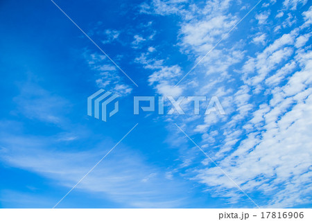雲 綿雲 積雲 層積雲もしくは高積雲 青い空 白い雲 秋の空 背景用素材 クラウド 青空 合成用背景 雲 綿雲 積雲 層積雲もしくは高積雲 青い空 白い雲 秋の空 背景用素材 クラウド 青空 合成用背景 17816906
