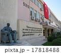 アタテュルク像とトルコ国旗 17818488