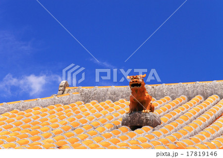 9月沖縄 赤瓦屋根とシーサー 17819146
