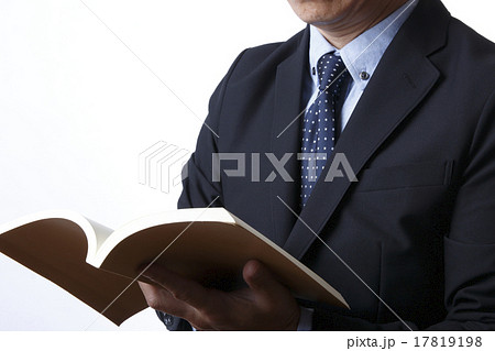 読書するビジネスマン 17819198