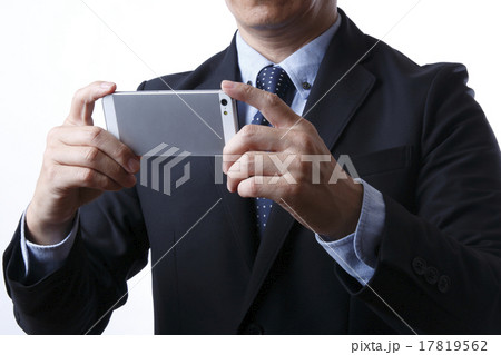 スマホで動画を見る中年ビジネスマン 17819562