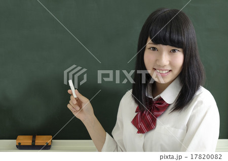 女子学生 黒板とチョーク 女子学生 黒板とチョーク 17820082