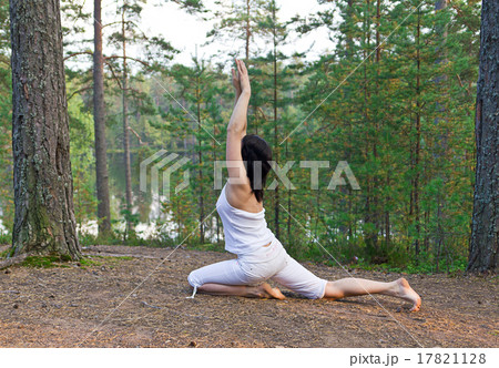 Yoga one legged king pigeon pose 17821128