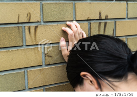 壁に手をつきうなだれるビジネスウーマン 17821759