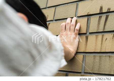 壁に手をつきうなだれるビジネスウーマン 17821762