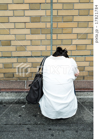 路上でうずくまる女性 17821784