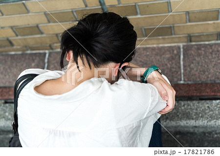 路上でうずくまる女性 17821786