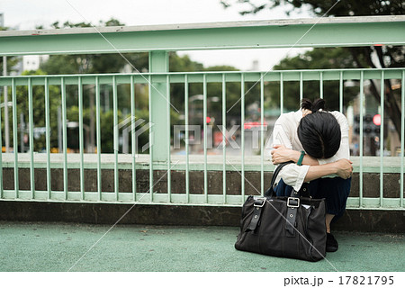 路上でうずくまる女性 17821795