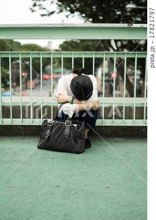 路上でうずくまる女性 17821797