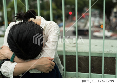 路上でうずくまる女性 17821799