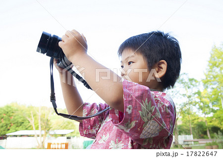 写真を撮る子供 17822647