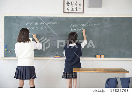 黒板に文字を書く高校生の写真素材