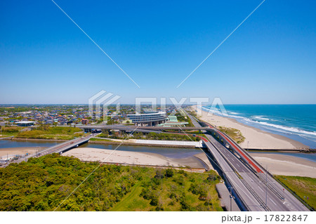 爽やかな初夏の九十九里海岸と長い砂浜を走る有料道路を空撮 17822847