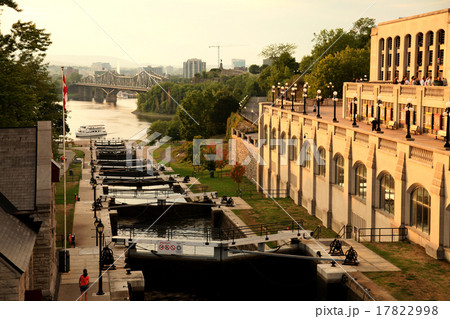 オタワロックス 夕暮れのリドー運河水門からオタワ川対岸を望む 17822998
