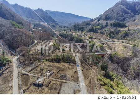 初春の八ッ場大橋から見た吾妻川の風景 17825961