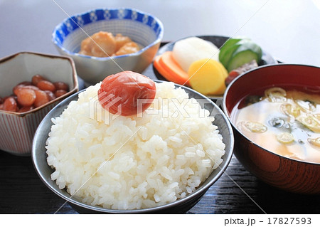 ご飯のお供　梅干し 17827593