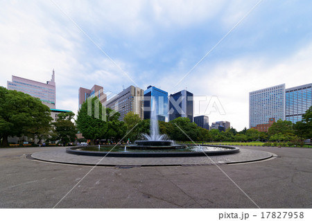 日比谷公園の大噴水と周囲の高層ビル群 日比谷公園の大噴水と周囲の高層ビル群 17827958
