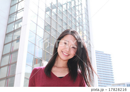笑顔が素敵なストレートヘアの若い女性 17828216