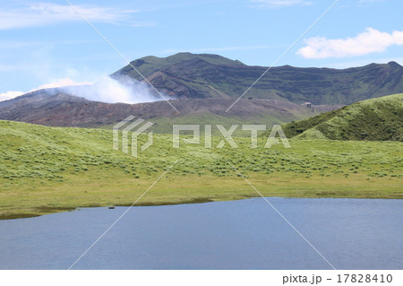 阿蘇山と草千里ヶ浜の池の写真素材
