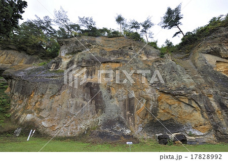 世界遺産　達谷窟毘沙門堂　岩面大佛 17828992