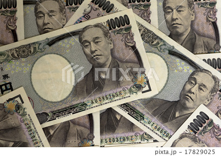 重なり合う壱萬円札紙幣 17829025