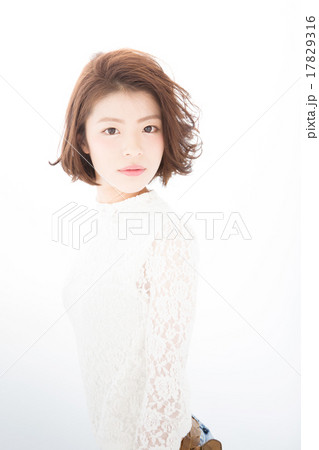 ショートヘアの女性 17829316