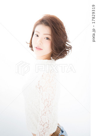 ショートヘアの女性 17829319