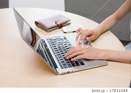 昼休みにテキパキものすごいスピードでパソコン作業する女性の手　メイン　イメージ　言語教育センター内 17831088
