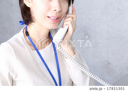 電話対応をする女性(オフィスカジュアル) 電話対応をする女性(オフィスカジュアル) 17831301