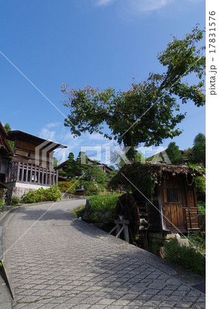 妻籠宿　長野県　南木曽町　中山道の宿場町　高札場（こうさつば）と水車小屋 17831576