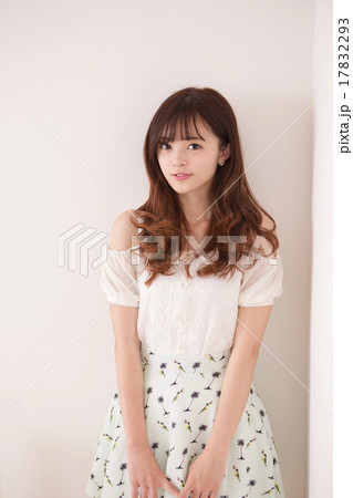若い女性 17832293