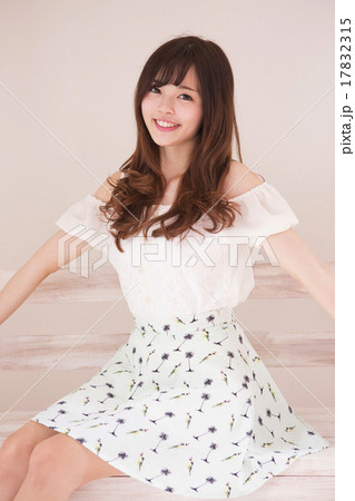 若い女性 17832315